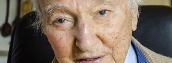 ” La scienza è sempre giovane”.  Con Piero Angela va via il più famoso divulgatore scientifico italiano. Aveva 93 anni. Prima di morire ha lasciato scritto un messaggio: “Cari amici, mi spiace non essere più con voi dopo 70 anni assieme. Ma anche la natura ha i suoi ritmi”.