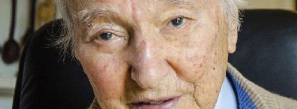 ” La scienza è sempre giovane”. Con Piero Angela va via il più famoso divulgatore scientifico italiano. Aveva 93 anni. Prima di morire ha lasciato scritto un messaggio: “Cari amici, mi spiace non essere più con voi dopo 70 anni assieme. Ma anche la natura ha i suoi ritmi”.