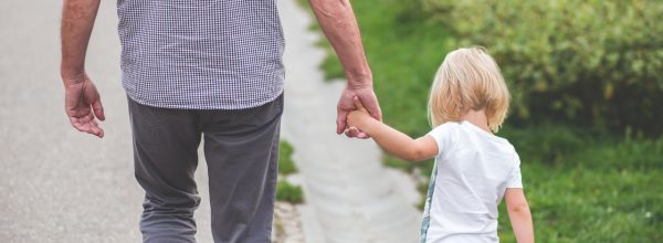 Oggi domenica 2 ottobre 2022 “Festa dei Nonni”. Se per i genitori i figli ” so’ piezz’ ‘e còre” , i nipoti potremmo dire sono il cuore intero!