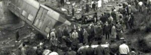 23 dicembre 1961, Fiumarella, in Calabria. Da un ponte precipita un treno: 61 i decessi, la maggior parte dei quali sono studenti.