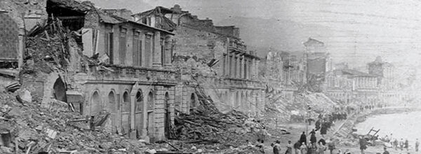 28 dicembre 1908, ore 5:20:27, una violenta scossa di magnitudo 7.2 colpisce la Sicilia orientale e la Calabria meridionale. Sotto le macerie perdono la vita metà della popolazione di Messina e un terzo della città di Reggio Calabria. Il terremoto del 1908 è considerato uno degli avvenimenti più funesti del XX secolo.