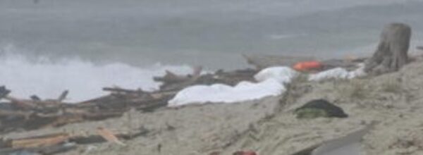 Ecatombe nel mare di Crotone. La Calabria in lutto per la strage di migranti. Non c’è ancora il numero attendibile delle persone che erano a bordo del vecchio peschereccio).Forse oltre 100 morti, anche due gemellini e un neonato
