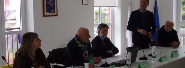 Savuto- Successo del Convegno sui Comuni del futuro: strategie innovative per la crescita urbana e la partecipazione dei cittadini. Osservato un minuto di silenzio per le vittime dell’alluvione in Emilia Romagna