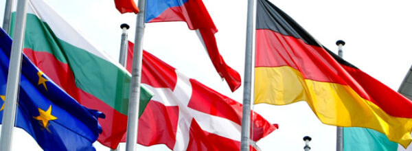 26 maggio 1986: L’adozione della bandiera europea simbolo di unità e identità per l’Europea.